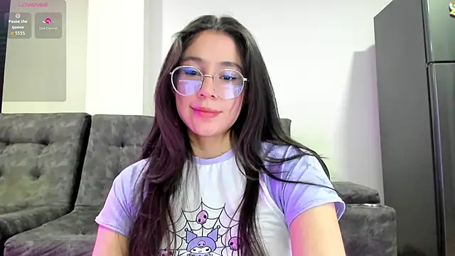 Snapshot of emmadiaz1 chatting on 10-29-25, 02:47 emmadiaz1 online show from 10-29-25, 02:47