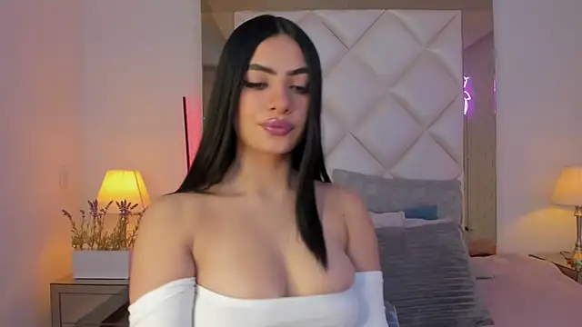 Snapshot of KimRoussee chatting on 12-11-24, 03:56 KimRoussee online show from 12-11-24, 03:56