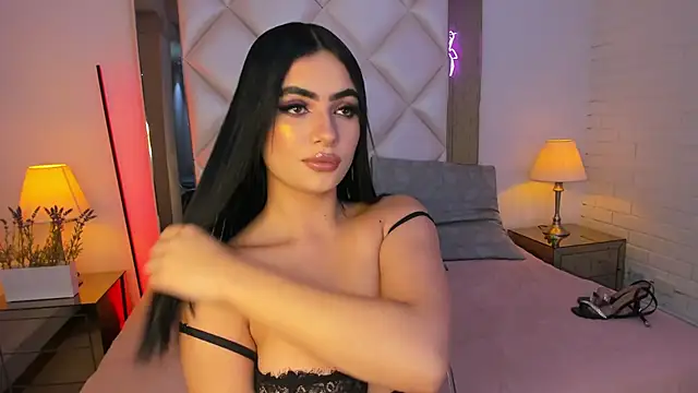 Snapshot of KimRoussee chatting on 12-13-24, 04:00 KimRoussee online show from 12-13-24, 04:00