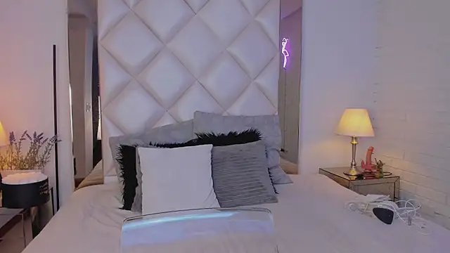 Snapshot of KimRoussee chatting on 02-05-25, 03:02 KimRoussee online show from 02-05-25, 03:02