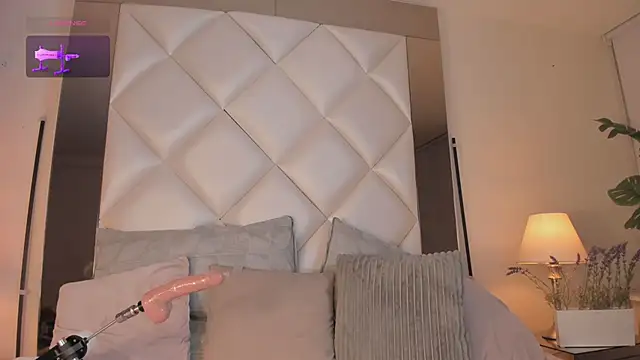 Snapshot of KimRoussee chatting on 09-18-25, 04:25 KimRoussee online show from 09-18-25, 04:25