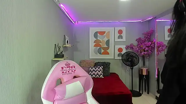 Dafne huges online show from 02-11-25, 07:16