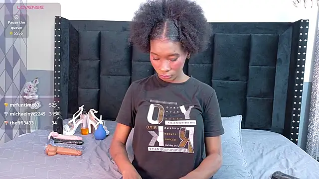 Snapshot of petitelittleebony chatting on 03-04-26, 02:28 petitelittleebony online show from 03-04-26, 02:28