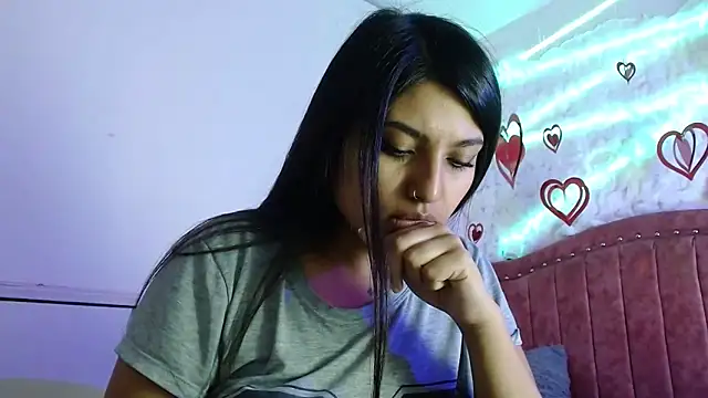 Snapshot of SarahStones chatting on 02-21-25, 03:01 SarahStones online show from 02-21-25, 03:01