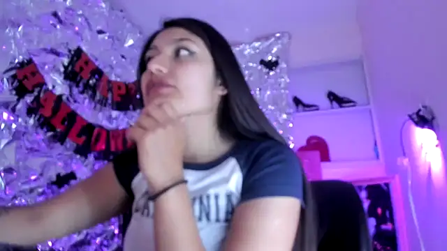 Snapshot of SarahStones chatting on 10-25-25, 07:49 SarahStones online show from 10-25-25, 07:49