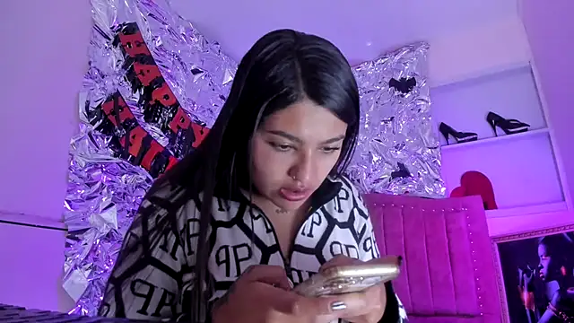 Snapshot of SarahStones chatting on 11-02-25, 12:18 SarahStones online show from 11-02-25, 12:18