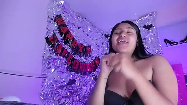 Snapshot of SarahStones chatting on 11-12-25, 11:10 SarahStones online show from 11-12-25, 11:10