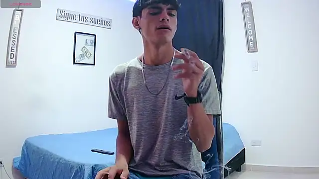 Snapshot of harrytomson_1 chatting on 10-19-25, 12:00 harrytomson 1 online show from 10-19-25, 12:00