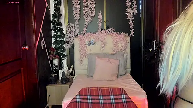 Snapshot of SexyNaf chatting on 09-08-25, 07:24 SexyNaf online show from 09-08-25, 07:24