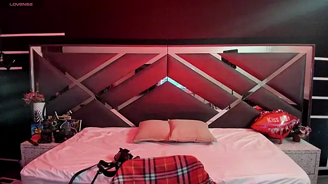 Snapshot of SexyNaf chatting on 09-15-25, 07:25 SexyNaf online show from 09-15-25, 07:25