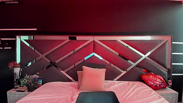 Snapshot of SexyNaf chatting on 09-17-25, 07:04 SexyNaf online show from 09-17-25, 07:04