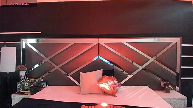 Snapshot of SexyNaf chatting on 09-25-25, 07:06 SexyNaf online show from 09-25-25, 07:06