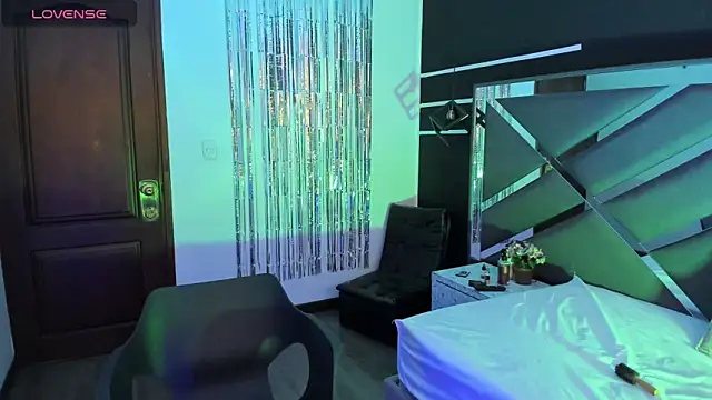 Snapshot of SexyNaf chatting on 10-18-25, 07:36 SexyNaf online show from 10-18-25, 07:36