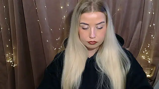 Snapshot of KristyHoney chatting on 12-12-24, 06:42 KristyHoney online show from 12-12-24, 06:42