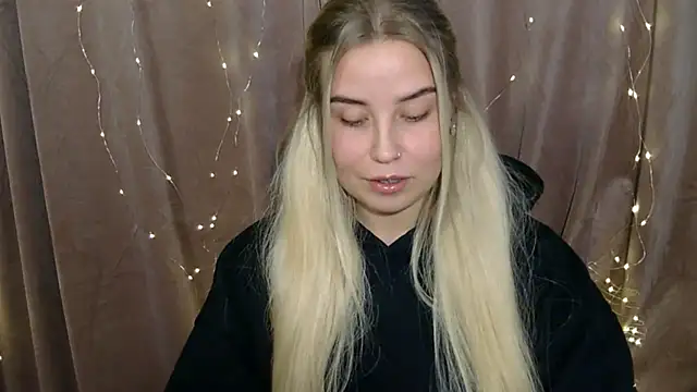 Snapshot of KristyHoney chatting on 12-14-24, 10:02 KristyHoney online show from 12-14-24, 10:02