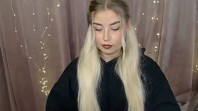Snapshot of KristyHoney chatting on 12-15-24, 07:31 KristyHoney online show from 12-15-24, 07:31