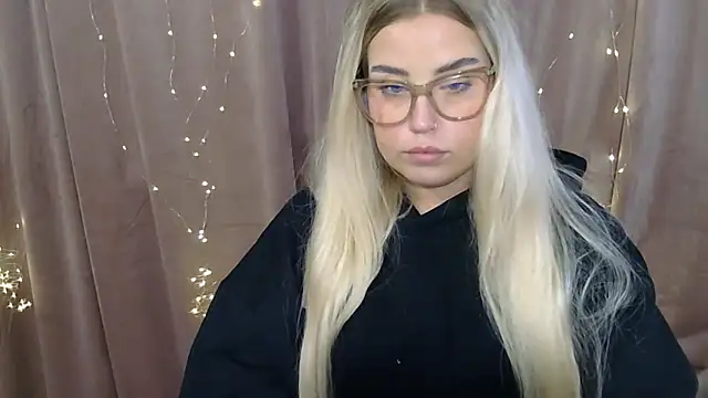Snapshot of KristyHoney chatting on 12-16-24, 07:48 KristyHoney online show from 12-16-24, 07:48