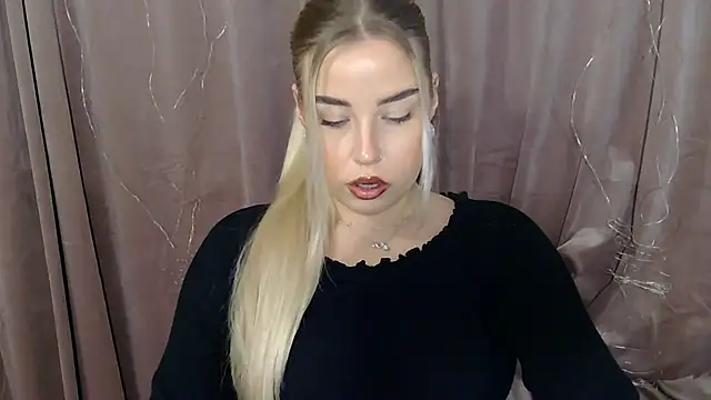 Snapshot of KristyHoney chatting on 12-17-24, 06:45 KristyHoney online show from 12-17-24, 06:45