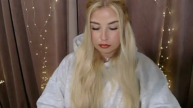 Snapshot of KristyHoney chatting on 01-06-25, 09:52 KristyHoney online show from 01-06-25, 09:52