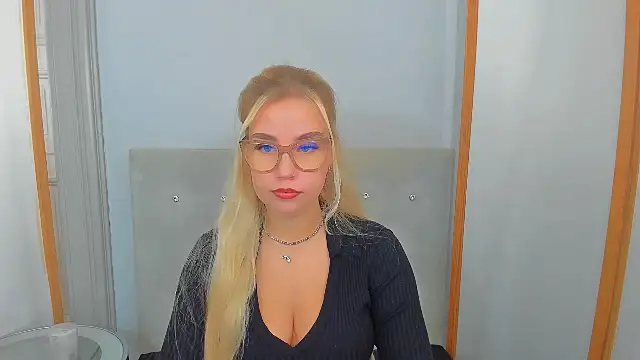 Snapshot of KristyHoney chatting on 03-01-25, 06:24 KristyHoney online show from 03-01-25, 06:24
