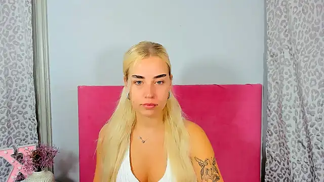 Snapshot of KristyHoney chatting on 10-10-25, 05:17 KristyHoney online show from 10-10-25, 05:17