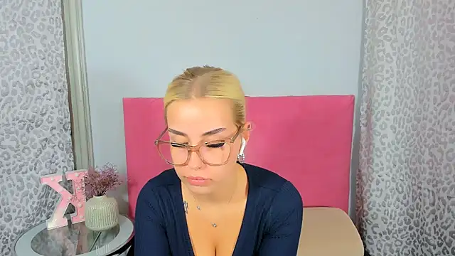 Snapshot of KristyHoney chatting on 10-18-25, 05:03 KristyHoney online show from 10-18-25, 05:03