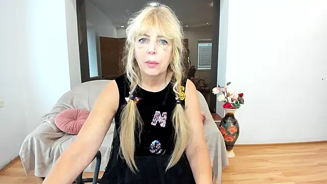 Anna Diax online show from 10-18-25, 11:44