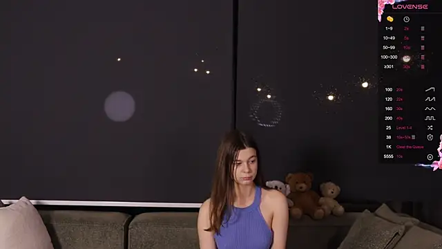 Snapshot of AnnaSiren chatting on 12-18-24, 02:53 AnnaSiren online show from 12-18-24, 02:53