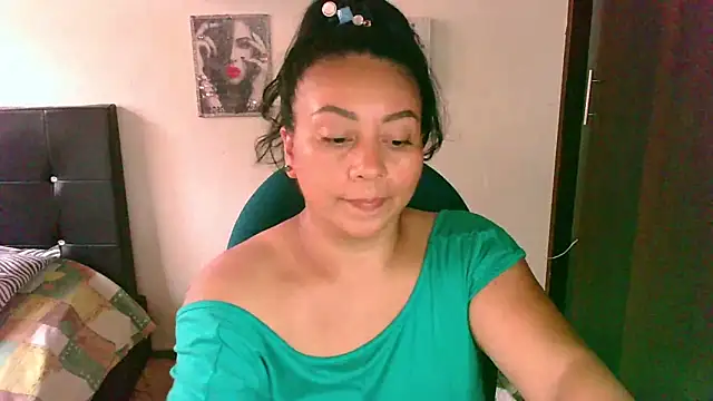 Snapshot of zaray_bella chatting on 04-10-26, 09:30 zaray bella online show from 04-10-26, 09:30