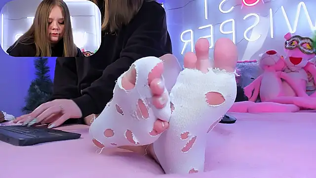 Snapshot of footfetish_baby chatting on 01-13-25, 01:45 footfetish baby online show from 01-13-25, 01:45