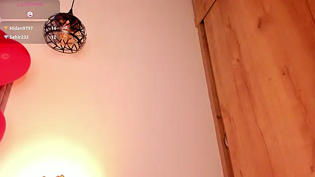 Snapshot of Mia_ross16 chatting on 02-15-25, 01:42 Mia ross16 online show from 02-15-25, 01:42