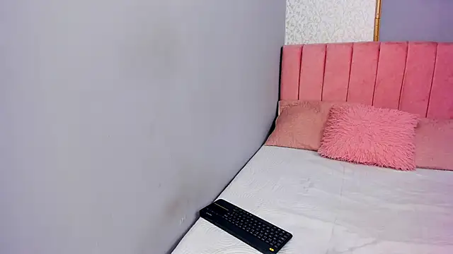 Snapshot of LARISSAEVANS chatting on 12-17-24, 12:22 LARISSAEVANS online show from 12-17-24, 12:22