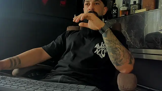 Snapshot of axxelrich_ chatting on 10-10-25, 06:12 axxelrich online show from 10-10-25, 06:12