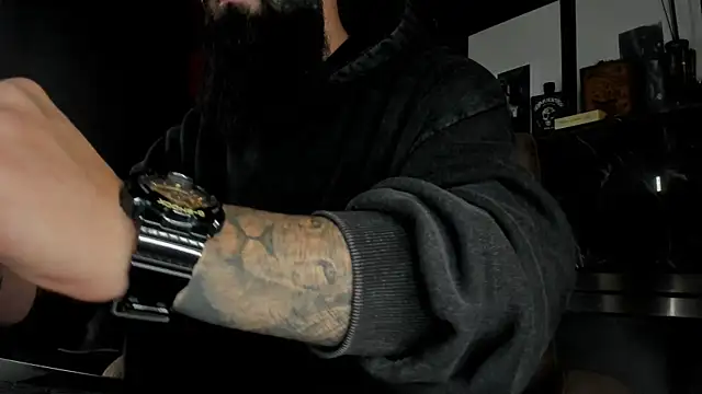 Snapshot of axxelrich_ chatting on 10-28-25, 04:38 axxelrich online show from 10-28-25, 04:38