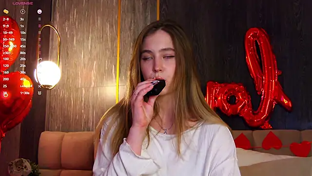 Snapshot of LoraineLuff chatting on 02-16-25, 09:05 LoraineLuff online show from 02-16-25, 09:05