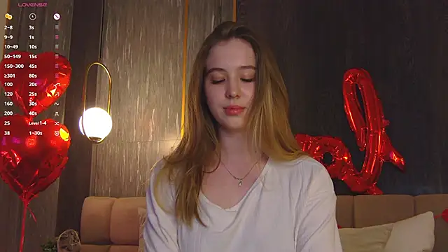 Snapshot of LoraineLuff chatting on 02-21-25, 06:04 LoraineLuff online show from 02-21-25, 06:04