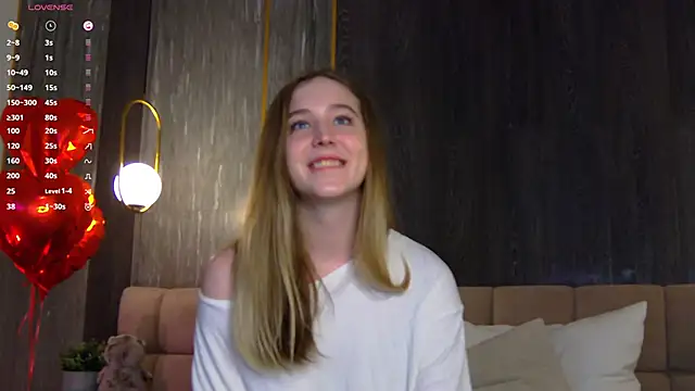 Snapshot of LoraineLuff chatting on 03-03-25, 02:04 LoraineLuff online show from 03-03-25, 02:04