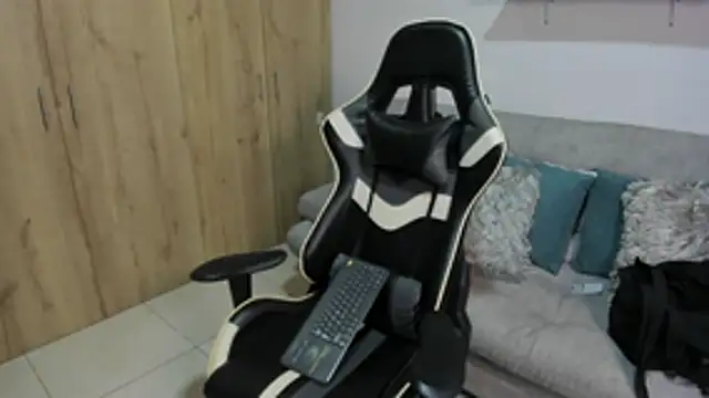 Snapshot of julian_wallace chatting on 02-23-26, 01:41 julian wallace online show from 02-23-26, 01:41