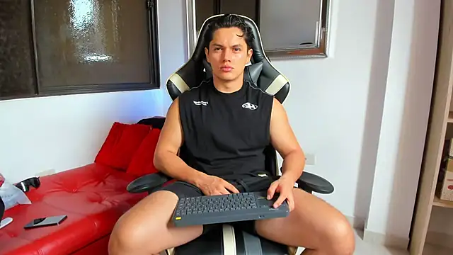 Snapshot of julian_wallace chatting on 03-10-26, 01:05 julian wallace online show from 03-10-26, 01:05