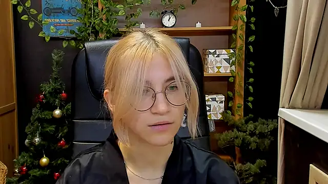 Moon13152 online show from 12-18-24, 08:57