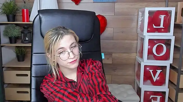 Moon13152 online show from 02-18-25, 10:03