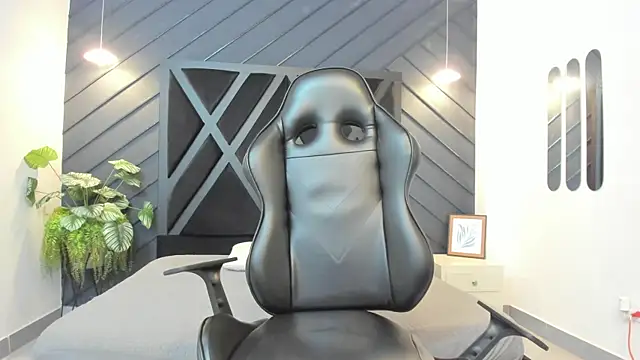 Yeiko Romero  online show from 02-25-25, 04:42