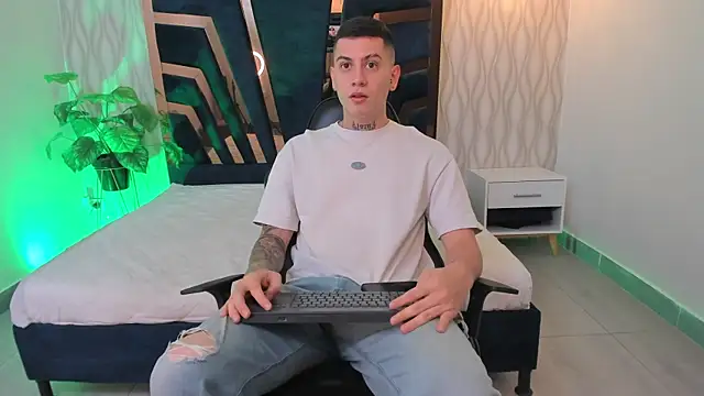 Yeiko Romero  online show from 03-15-25, 05:26