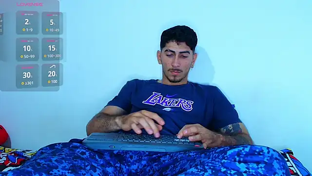 Snapshot of Thomass00 chatting on 12-28-24, 02:33 Thomass00 online show from 12-28-24, 02:33