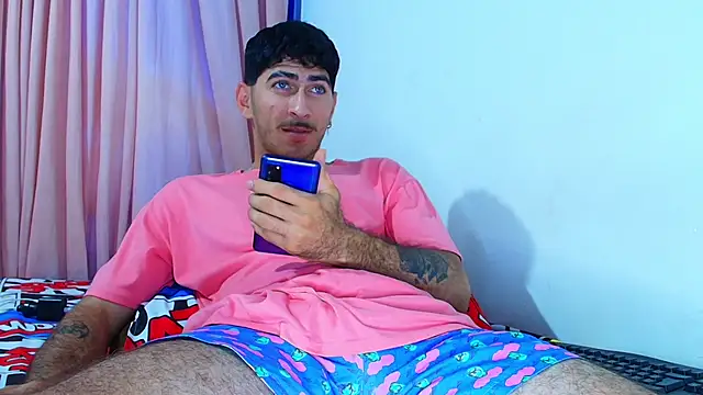 Snapshot of Thomass00 chatting on 01-17-25, 04:47 Thomass00 online show from 01-17-25, 04:47