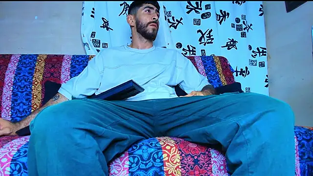 Snapshot of Thomass00 chatting on 02-15-26, 05:59 Thomass00 online show from 02-15-26, 05:59