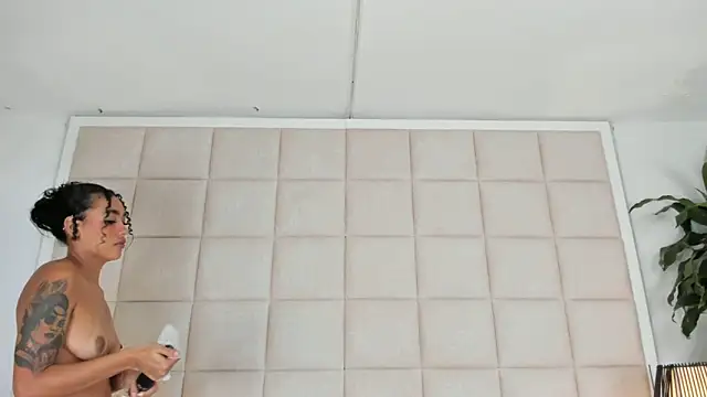 Snapshot of Nia_Bunny chatting on 01-15-25, 05:15 Nia Bunny online show from 01-15-25, 05:15