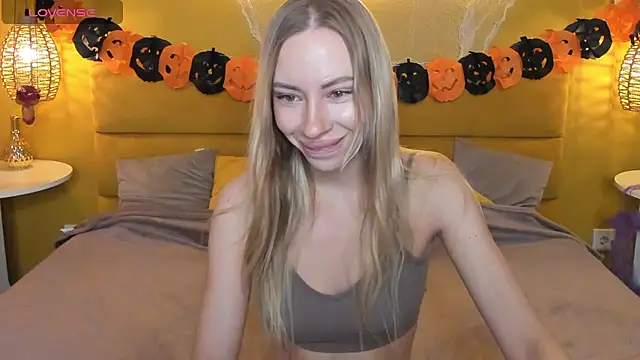 Diana Garrett online show from 10-31-25, 01:28