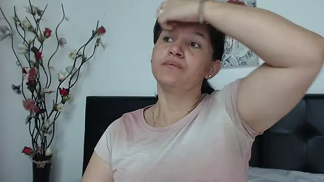 Snapshot of Angelinna_Milf chatting on 12-21-24, 07:06 Angelinna Milf online show from 12-21-24, 07:06