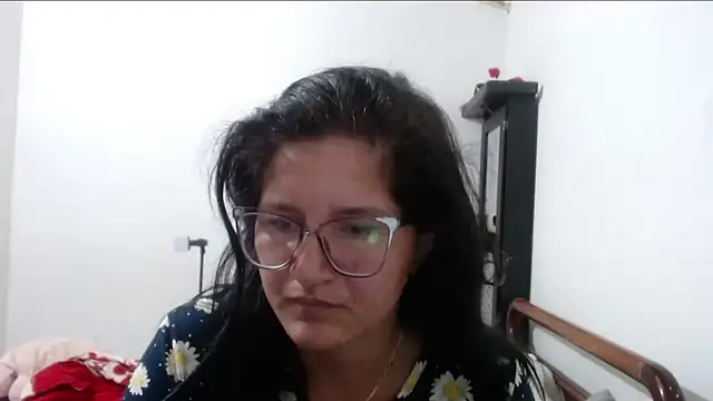 Snapshot of Angelinna_Milf chatting on 09-18-25, 08:00 Angelinna Milf online show from 09-18-25, 08:00